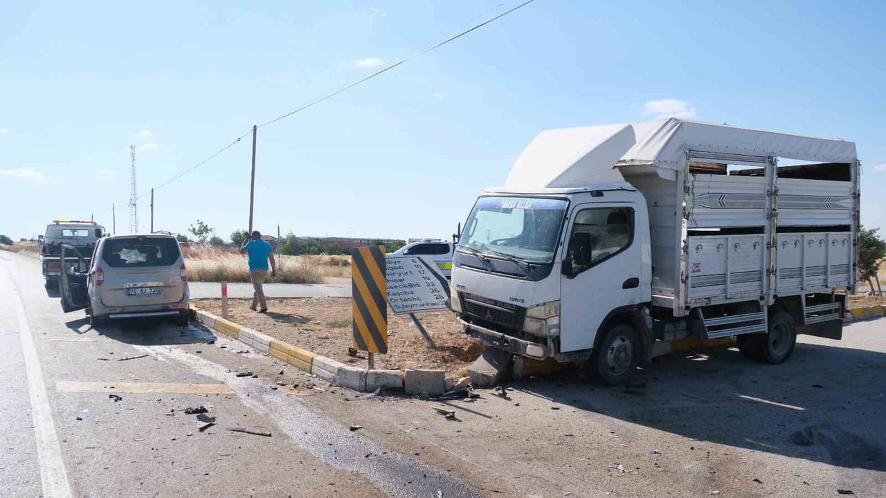 KARAMAN'DA HAFİF TİCARİ ARAÇLA KAMYONETİN KAVŞAKTA ÇARPIŞMASI SONUCU MEYDANA GELEN TRAFİK...