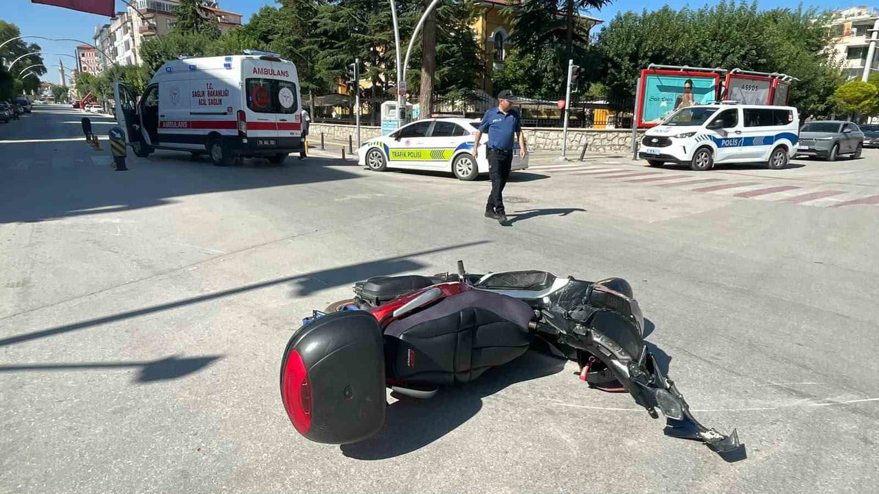 KARAMAN'DA İKİ MOTOSİKLETİN ÇARPIŞTIĞI KAZADA 2 KİŞİ YARALANDI.