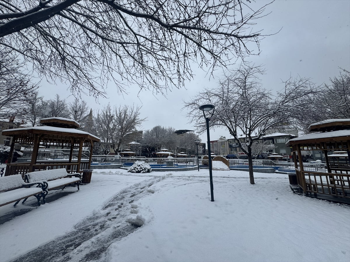 Karaman'da kar yağışı etkisini sürdürdü. Gece saatlerinde başlayan kar yağışıyla kent merkezindeki...