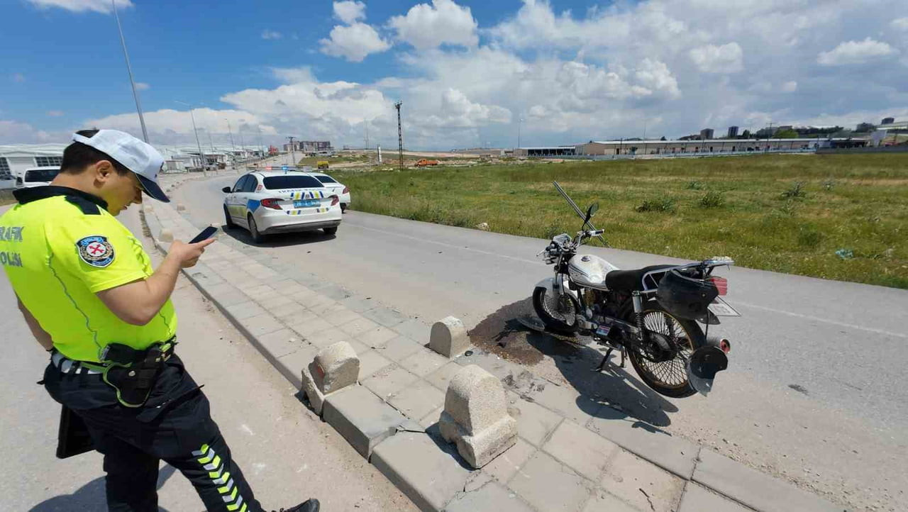 KARAMAN'DA KONTROLDEN ÇIKAN MOTOSİKLETİN BETON DUBAYA ÇARPMASI SONUCU SÜRÜCÜSÜ YARALANDI.