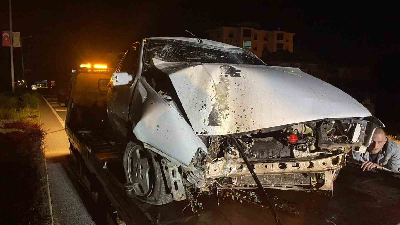 KARAMAN'DA KONTROLDEN ÇIKAN OTOMOBİLİN REFÜJDEKİ AYDINLATMA DİREĞİNE ÇARPIP DEVİRMESİ SONUCU...