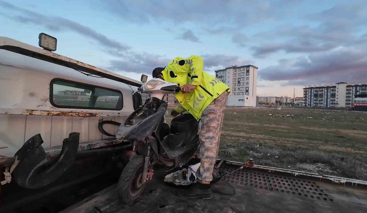 KARAMAN'DA KONTROLDEN ÇIKARAK DEVRİLEN ELEKTRİKLİ BİSİKLETİN SÜRÜCÜSÜ YARALANDI. ALKOLLÜ OLDUĞU...