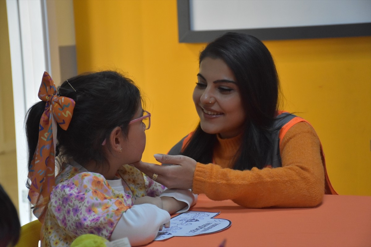 Karaman'da lösemiyi yenen 25 yaşındaki Sevde Ünlü, gönüllü katıldığı etkinliklerle diğer...