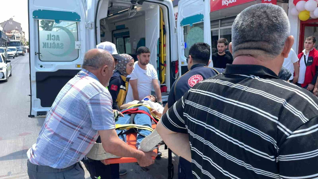 KARAMAN'DA OTOMOBİL İLE ÇARPIŞAN MOTOSİKLETİN SÜRÜCÜSÜ YARALANDI.