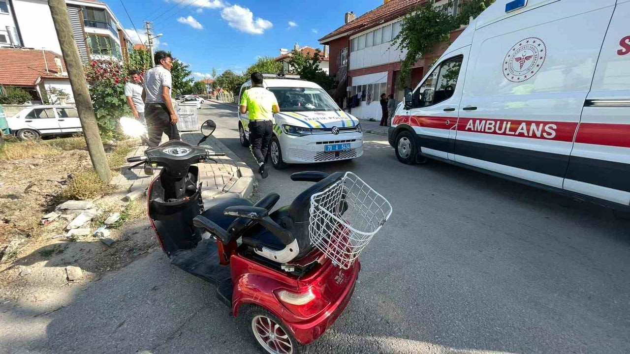 KARAMAN'DA OTOMOBİL İLE ÇARPIŞAN ÜÇ TEKERLEKLİ BİSİKLET DEVRİLDİ. KAZADA ANNE VE KIZI...