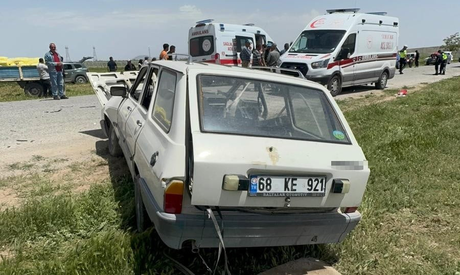 KARAMAN'DA OTOMOBİL İLE HAFİF TİCARİ ARACIN ÇARPIŞMASI SONUCU MEYDANA GELEN TRAFİK KAZASINDA 4...