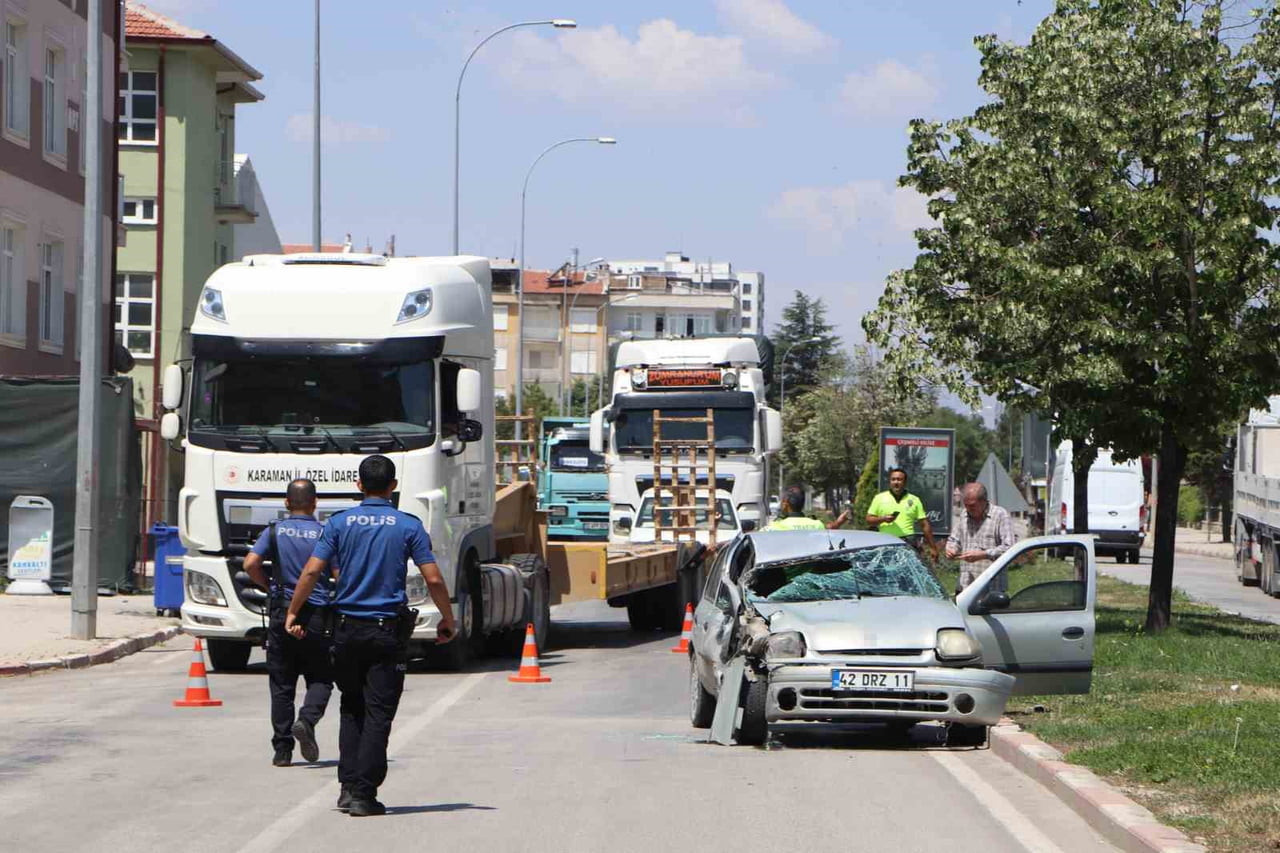 KARAMAN'DA OTOMOBİLİN SEYİR HALİNDEKİ TIRA ARKADAN ÇARPMASI SONUCU 1'İ AĞIR 3 KİŞİ...