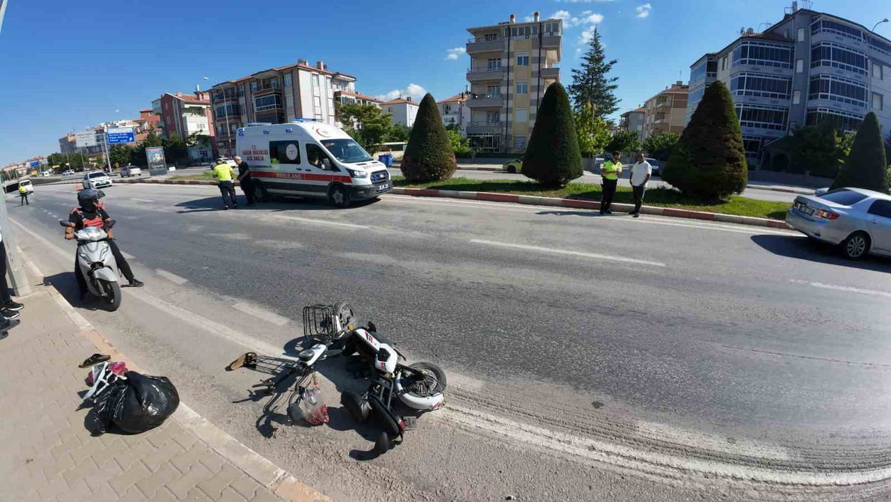 KARAMAN'DA OTOMOBİLLE ÇARPIŞAN ELEKTRİKLİ BİSİKLETİN KADIN SÜRÜCÜSÜ YARALANDI.