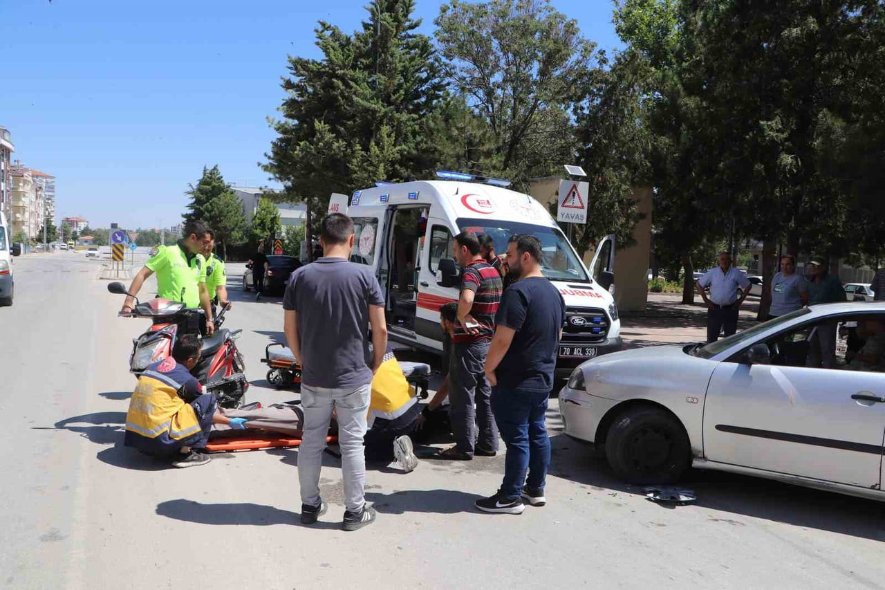KARAMAN'DA OTOMOBİLLE ÇARPIŞAN ELEKTRİKLİ BİSİKLETİN SÜRÜCÜSÜ YARALANDI.