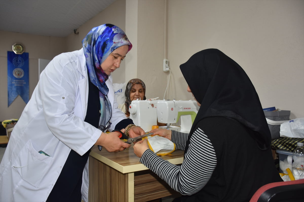 Karaman'da özel gereksinimli öğrencilerin anneleri, çocuklarının eğitim gördüğü okulda açılan...