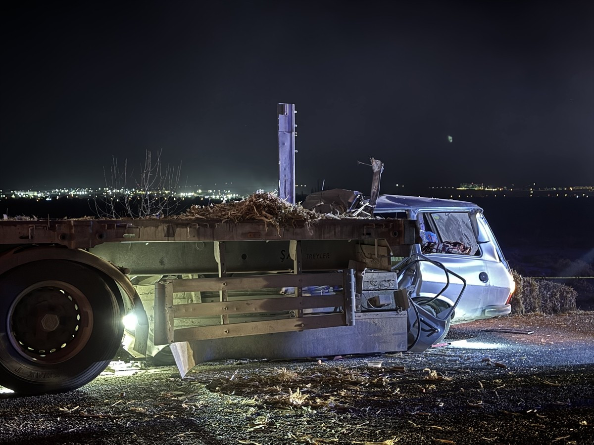 Karaman'da park halindeki balya yüklü tıra arkadan çarpan otomobildeki 2 kişi hayatını...