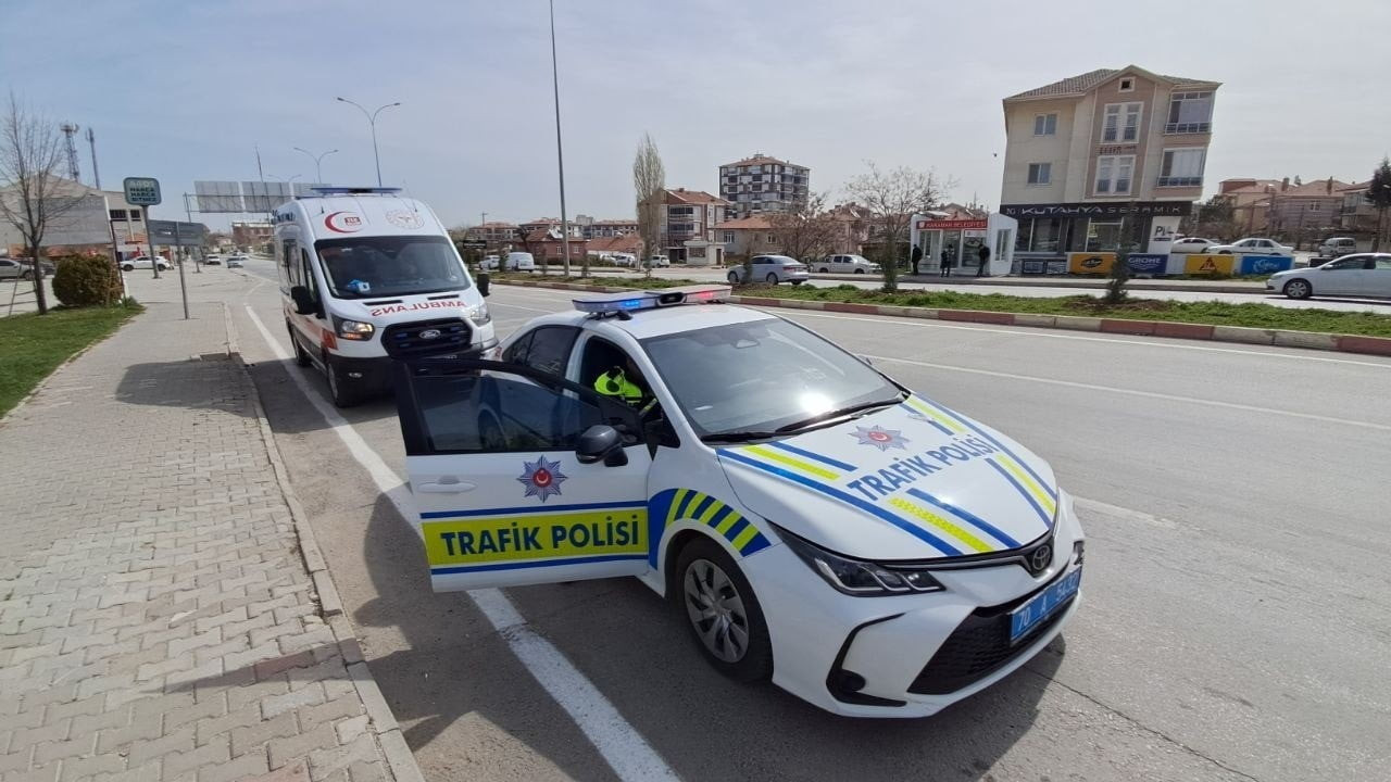 KARAMAN'DA PARK HALİNDEKİ OTOMOBİLE ÇARPAN MOTOSİKLETİN SÜRÜCÜSÜ YARALANDI.