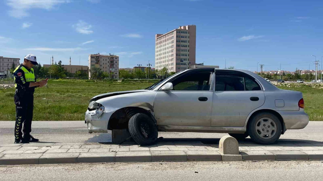KARAMAN'DA REFÜJE ÇIKAN OTOMOBİLİN SÜRÜCÜSÜ YARALANIRKEN, ARAÇTA BULUNAN 2 ÇOCUK KAZAYI YARA...