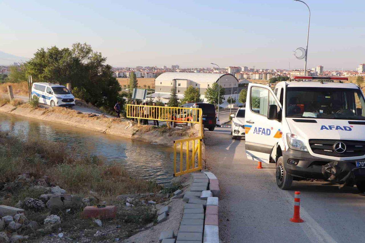 KARAMAN'DA SERİNLEMEK İÇİN GİRDİKLERİ SULAMA KANALINDA AKINTIYA KAPILAN 2 ÇOCUK İTFAİYE VE AFAD...