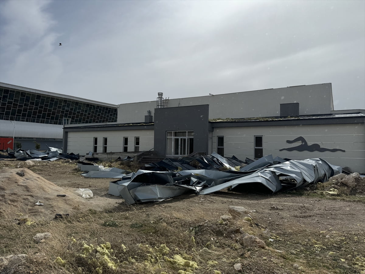 Karaman'da şiddetli rüzgar hayatı olumsuz etkiledi. Şeyh Edebali Mahallesi'ndeki Merkez Spor...