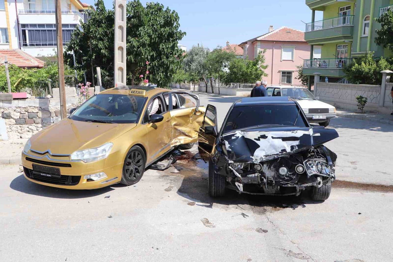 KARAMAN'DA TİCARİ TAKSİ İLE OTOMOBİLİN ÇARPIŞMASI SONUCU MEYDANA GELEN TRAFİK KAZASINDA 3 KİŞİ...