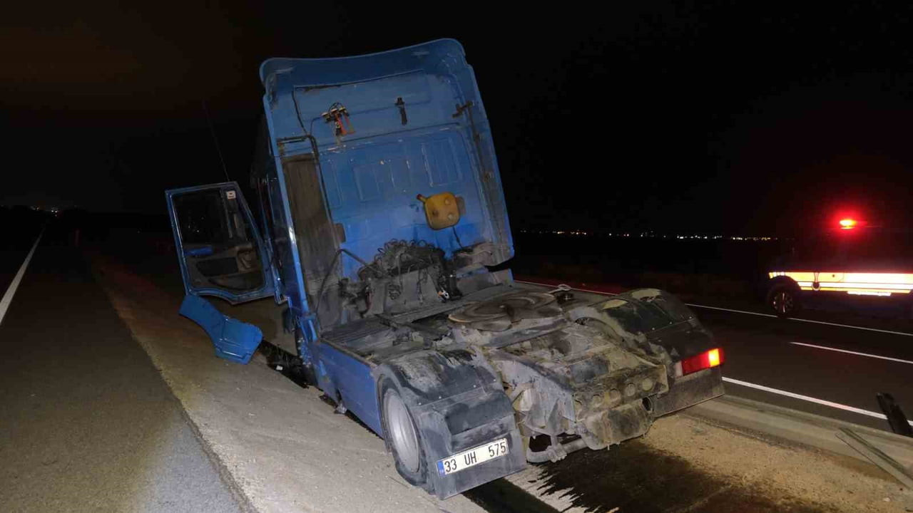 KARAMAN'DA TIRIN BARİYERLERE ÇARPARAK REFÜJE DÜŞMESİ SONUCU MEYDANA GELEN TRAFİK KAZASINDA SÜRÜCÜ...