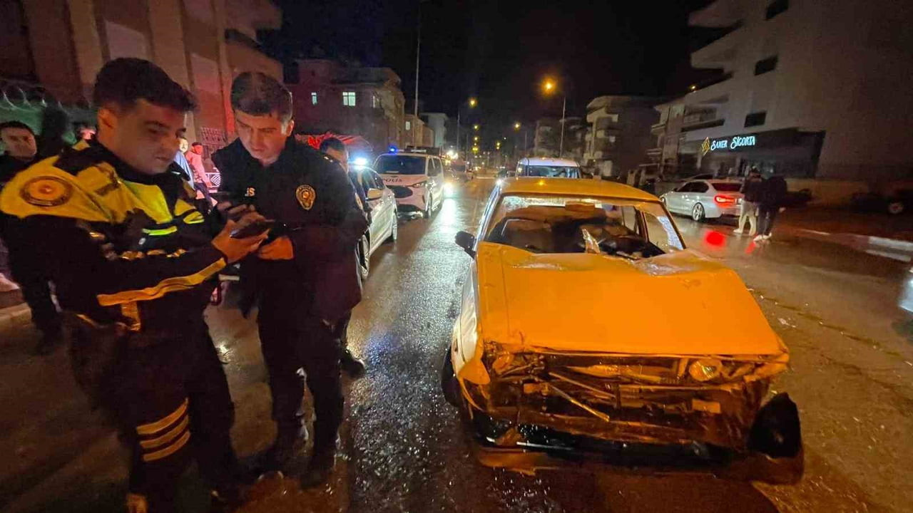 KARAMAN'DA TRAFİK IŞIKLARINDA BEKLEYEN HAFİF TİCARİ ARACA ÇARPAN OTOMOBİLDEKİ 1 KİŞİ...