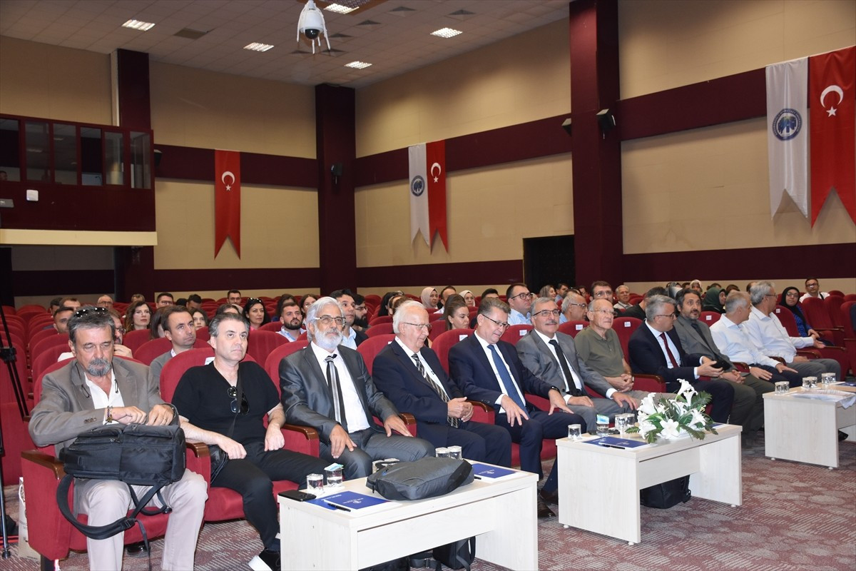 Karaman'da, Türk Dil Kurumu (TDK) ve Karamanoğlu Mehmetbey Üniversitesi (KMÜ) iş birliğiyle...