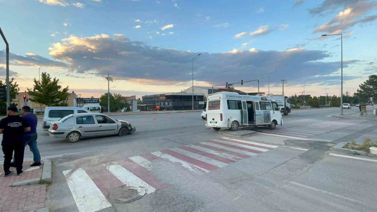 KARAMAN'DA YOLCU MİNİBÜSÜ İLE OTOMOBİLİN ÇARPIŞMASI SONUCU 2 KİŞİ YARALANDI.