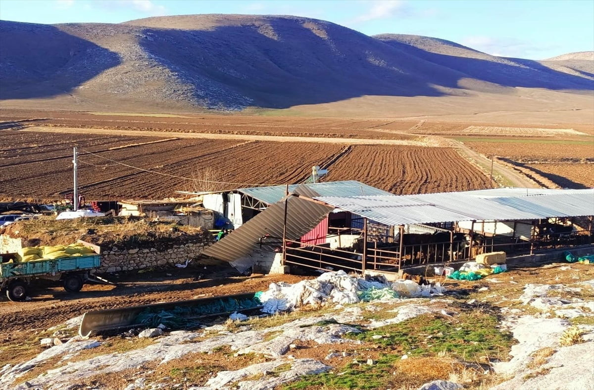 Karaman'ın Ayrancı ilçesinde, şiddetli rüzgar nedeniyle savrulan ahır çatısının çarptığı kişi...