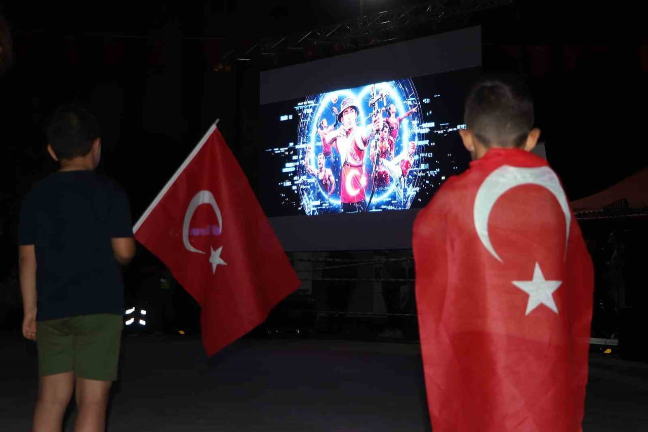 KARAMAN’DA, 15 TEMMUZ DEMOKRASİ VE MİLLİ BİRLİK GÜNÜ’NÜN 10’UNCU YIL DÖNÜMÜNDE YÜZLERCE KİŞİ...