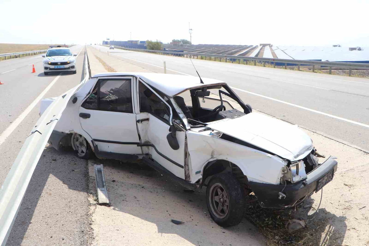 KARAMAN’DA BARİYERLERE ÇARPAN TOFAŞ OTOMOBİL İKİ BÜKLÜM OLURKEN, SÜRÜCÜSÜ YARALANDI.