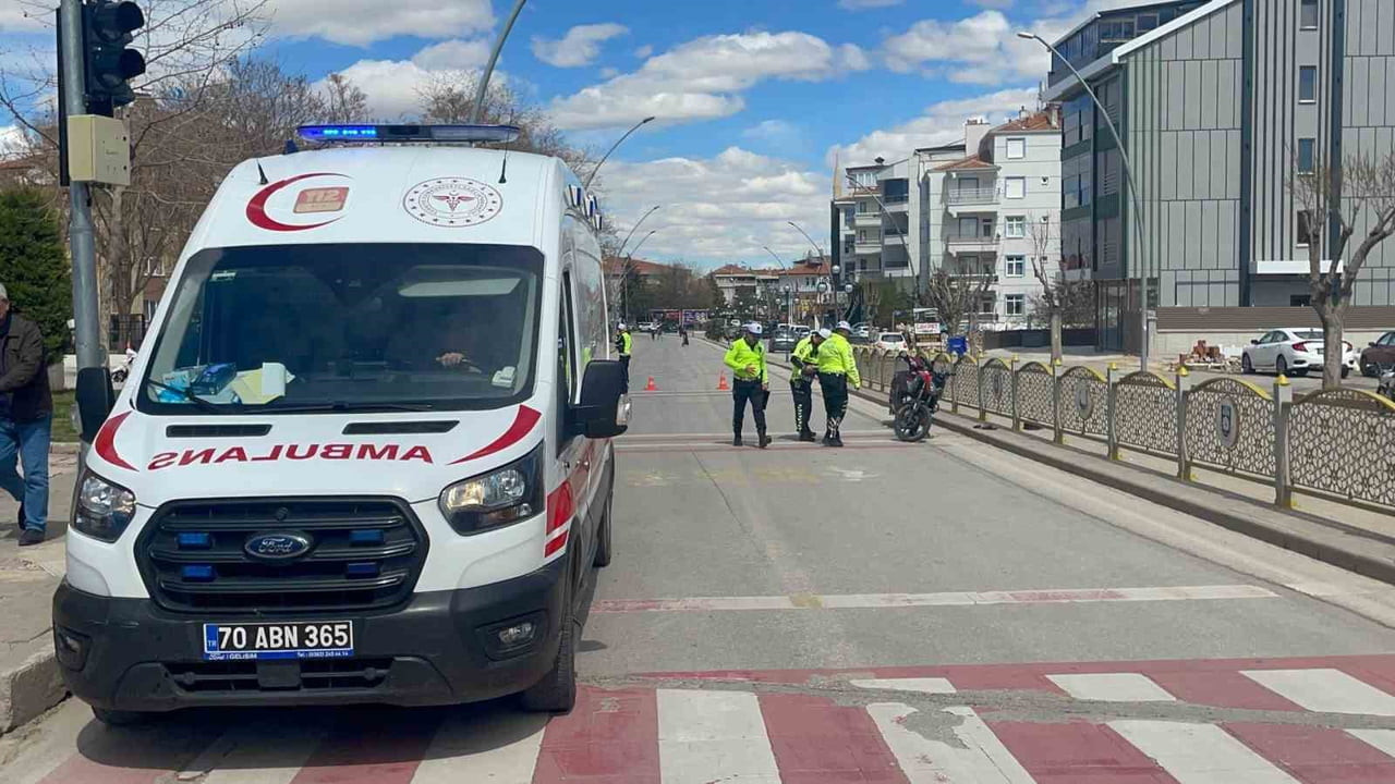 KARAMAN’DA CİPE ARKADAN ÇARPAN MOTOSİKLETİN SÜRÜCÜSÜ REFÜJE DÜŞEREK YARALANDI.