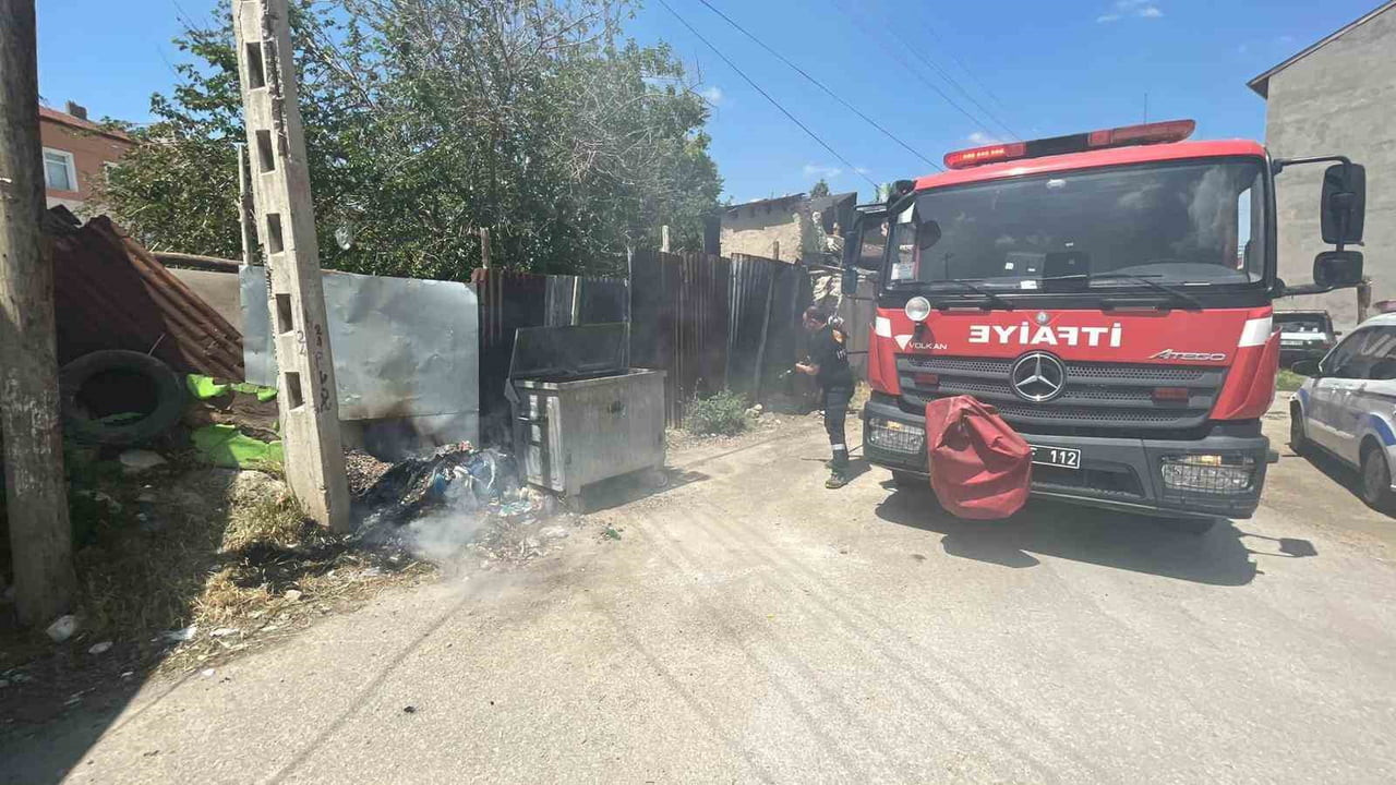 KARAMAN’DA ÇÖP KONTEYNERİNDE ÇIKAN YANGIN, OTLUK ALANA SIÇRADI. YANGIN, İTFAİYE EKİPLERİNİN...