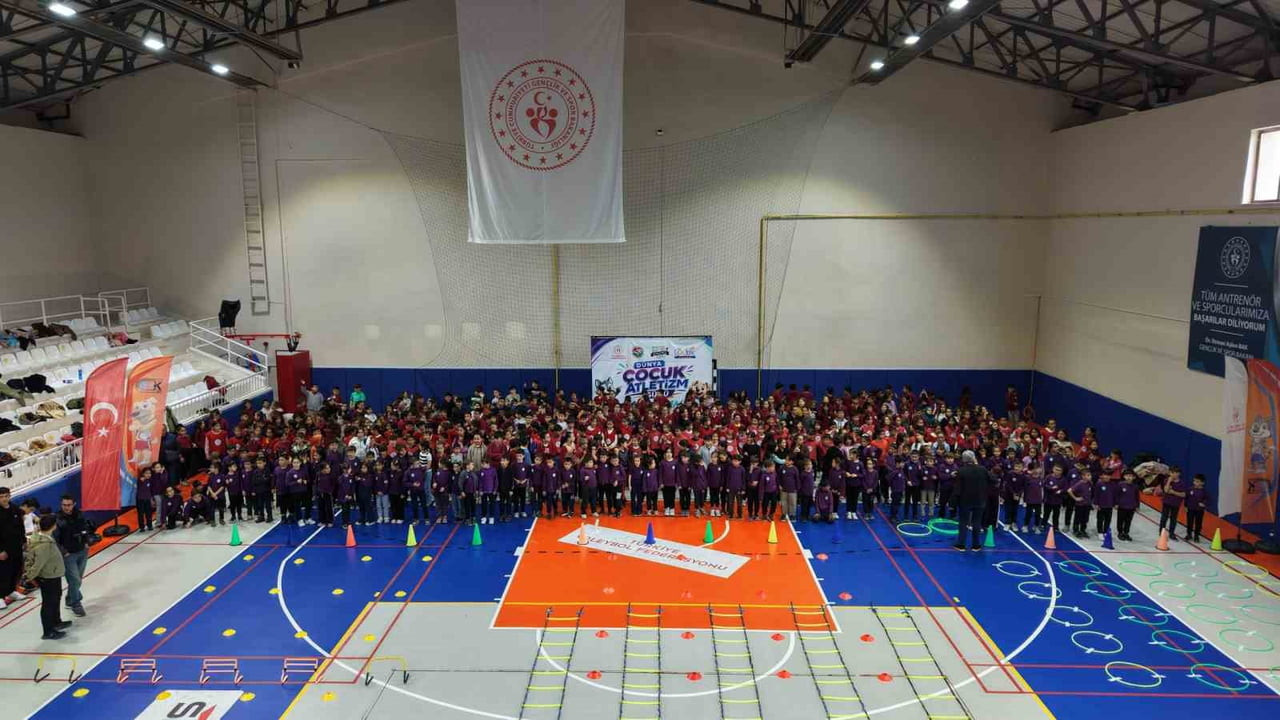 KARAMAN’DA DÜNYA ÇOCUK ATLETİZM GÜNÜ ETKİNLİKLERİ KAPSAMINDA BİN 500 ÖĞRENCİNİN KATILIMIYLA SPOR...
