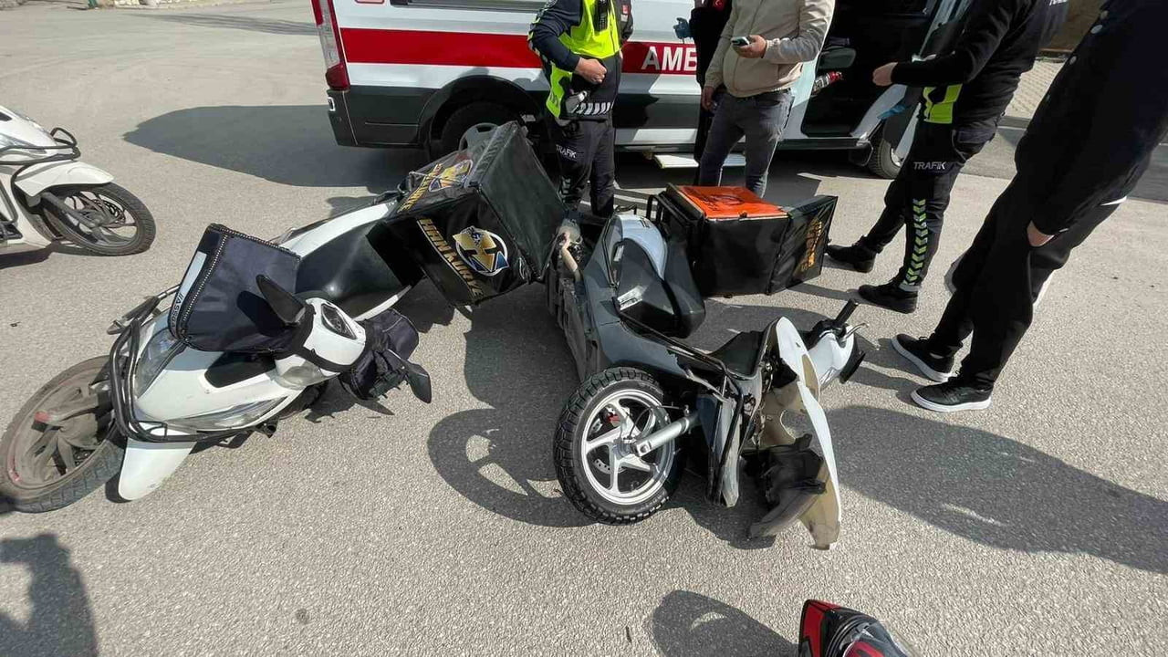 KARAMAN’DA İKİ MOTOKURYENİN ÇARPIŞMASI SONUCU MEYDANA GELEN TRAFİK KAZASINDA 2 KİŞİ...