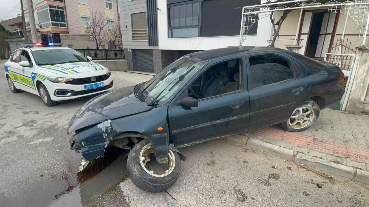 KARAMAN’DA KONTROLDEN ÇIKAN OTOMOBİLİN KALDIRIMDAKİ TRAFİK LEVHASINA ÇARPMASI SONUCU MEYDANA GELEN...