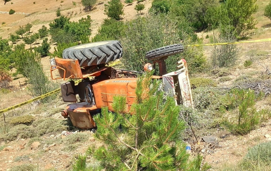 KARAMAN’DA KULLANDIĞI TRAKTÖRÜN DEVRİLMESİ SONUCU ALTINDA KALAN CEMAL YILMAZ (50) HAYATINI...