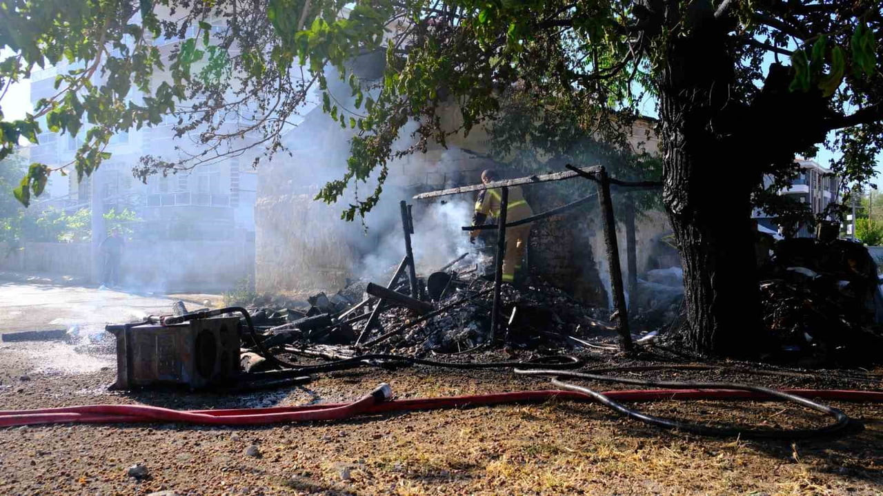 KARAMAN’DA MÜSTAKİL EVİN YANINDA BULUNAN ATIK MALZEMELERİN TUTUŞMASI SONUCU ÇIKAN YANGIN, EVE...