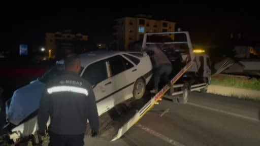 Karaman’da otomobil aydınlatma direğini devirdi: 1 yaralı