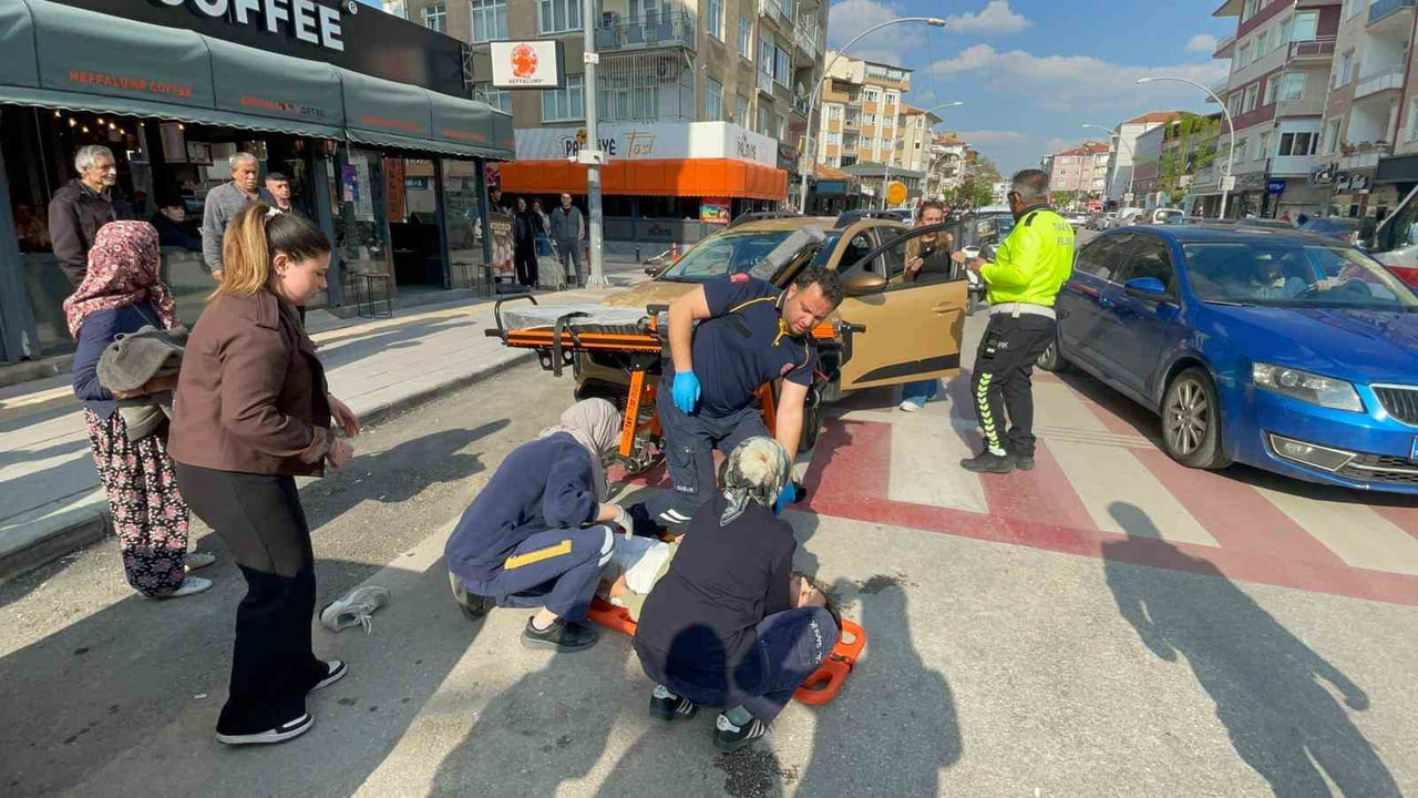 KARAMAN’DA OTOMOBİLLE ÇARPIŞAN MOTOSİKLETİN SÜRÜCÜSÜ YARALANDI.