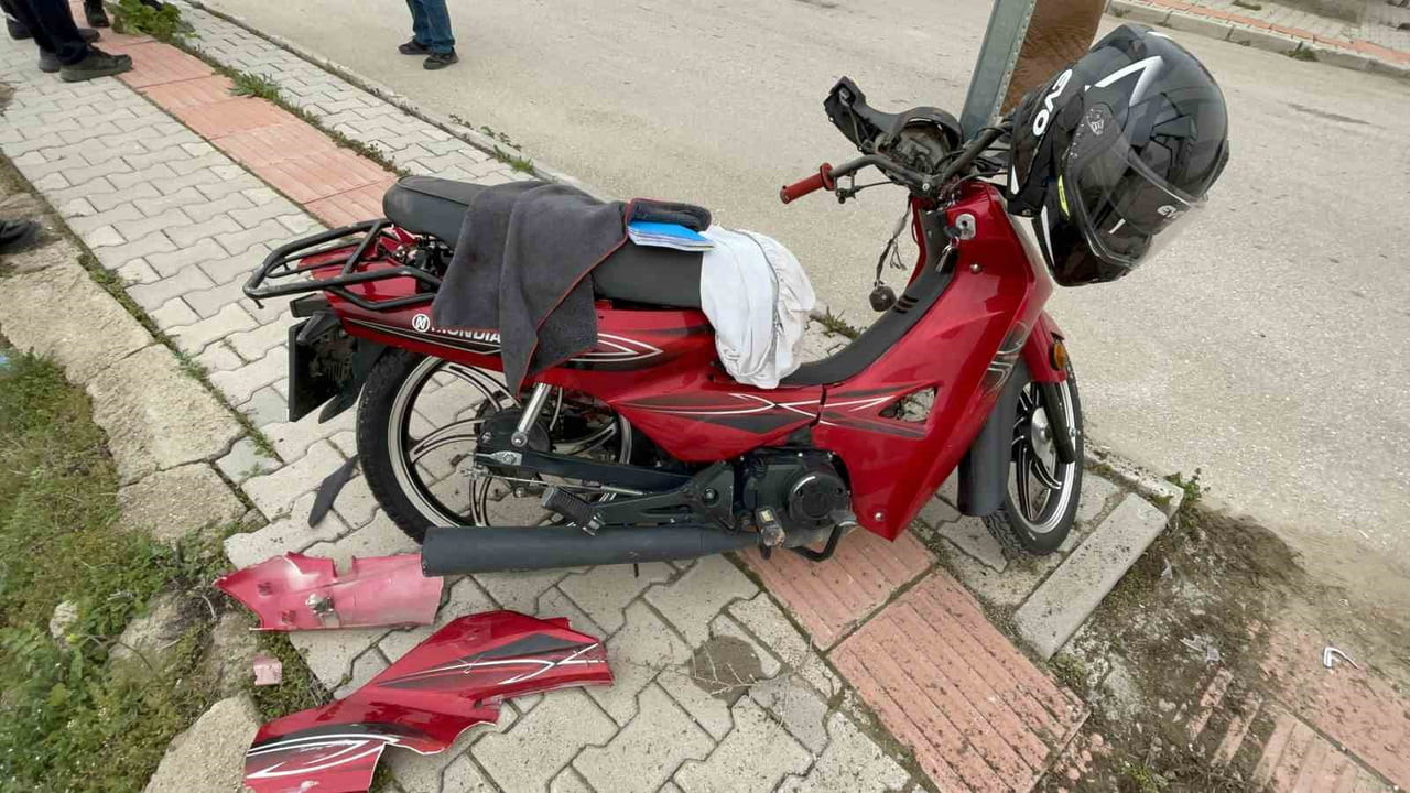 KARAMAN’DA OTOMOBİLLE MOTOSİKLETİN ÇARPIŞMASI SONUCU MEYDANA GELEN TRAFİK KAZASINDA 16 YAŞINDAKİ...