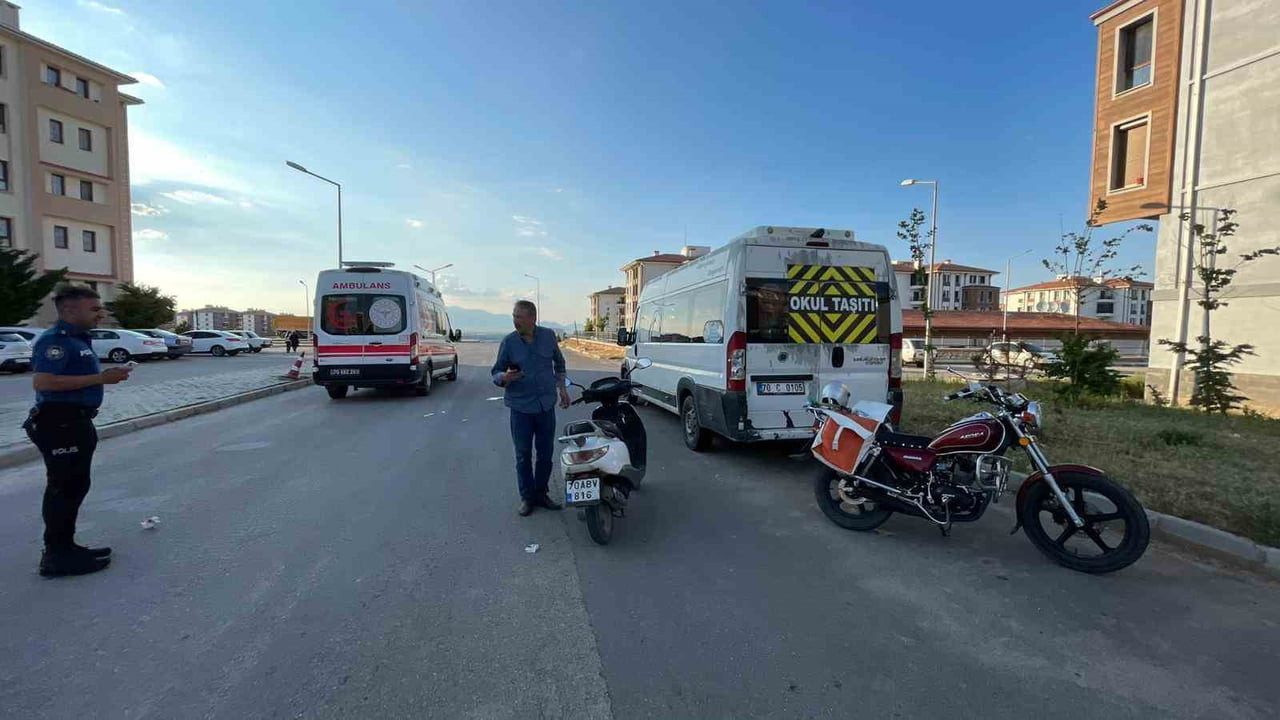 KARAMAN’DA PARK HALİNDEKİ MİNİBÜSE ÇARPAN MOTOSİKLETİN SÜRÜCÜSÜ YARALANDI.