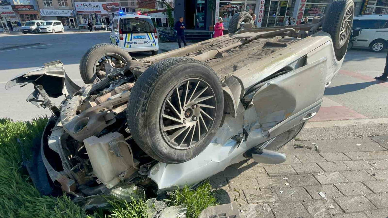 KARAMAN’DA REFÜJDEKİ DUBAYA ÇARPTIKTAN SONRA TAKLA ATARAK TERS DÖNEN OTOMOBİLİN SÜRÜCÜSÜ...