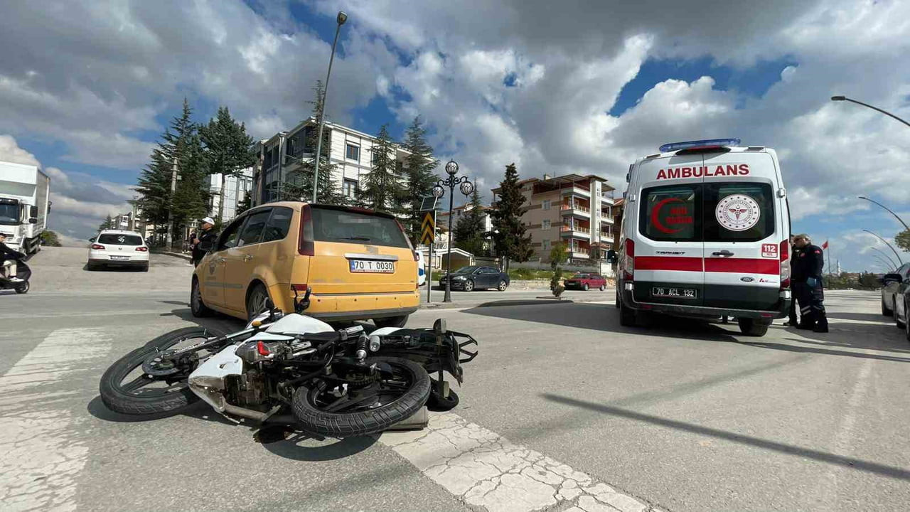 KARAMAN’DA TİCARİ TAKSİ İLE ÇARPIŞAN MOTOSİKLETİN SÜRÜCÜSÜ YARALANDI.
