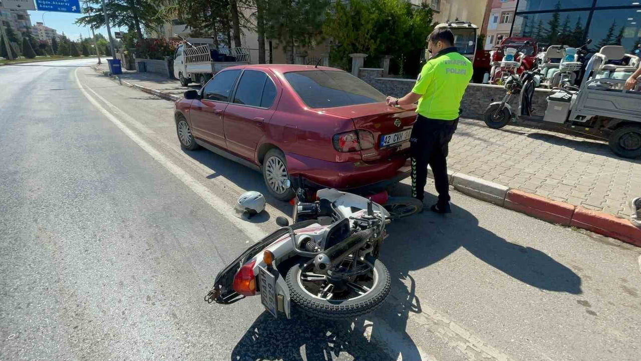 KARAMAN’DA TIRIN TEMAS ETMESİ SONUCU SAVRULAN MOTOSİKLET, PARK HALİNDEKİ OTOMOBİLE ÇARPTI. KAZADA...