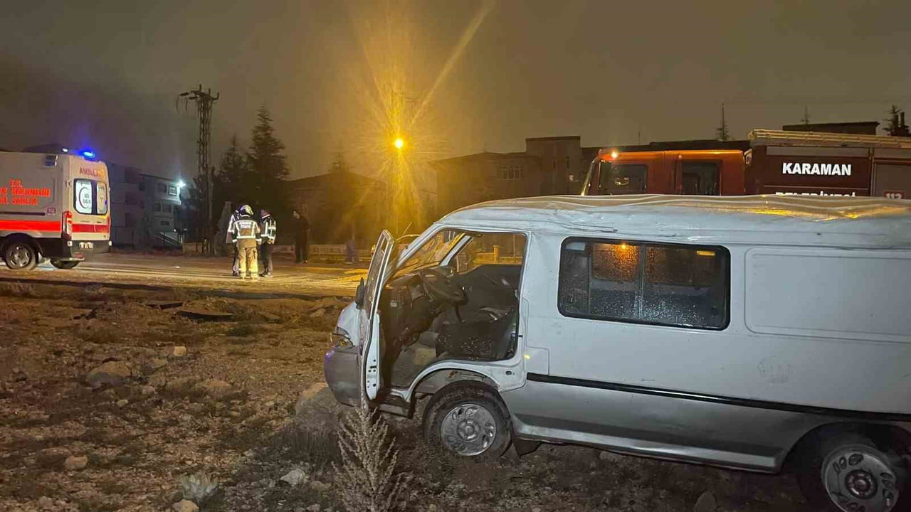 KARAMAN’DA YAĞIŞLI HAVA NEDENİYLE SÜRÜCÜSÜNÜN DİREKSİYON HAKİMİYETİNİ KAYBETTİĞİ PANELVAN MİNİBÜS...