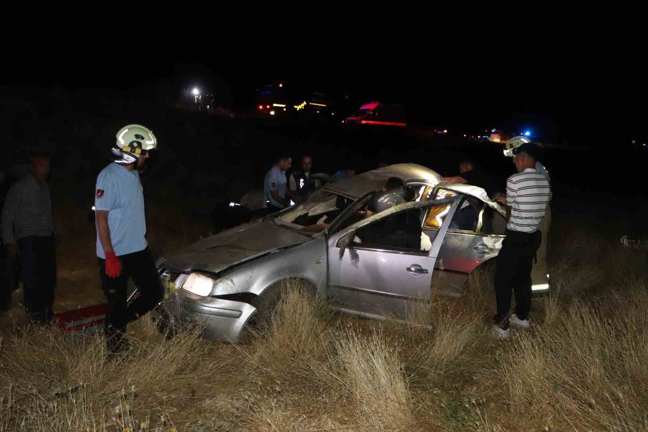 KARAMAN’DA YOLDAN ÇIKAN OTOMOBİLİN ŞARAMPOLE TAKLA ATMASI SONUCU 3 KİŞİ YARALANDI.