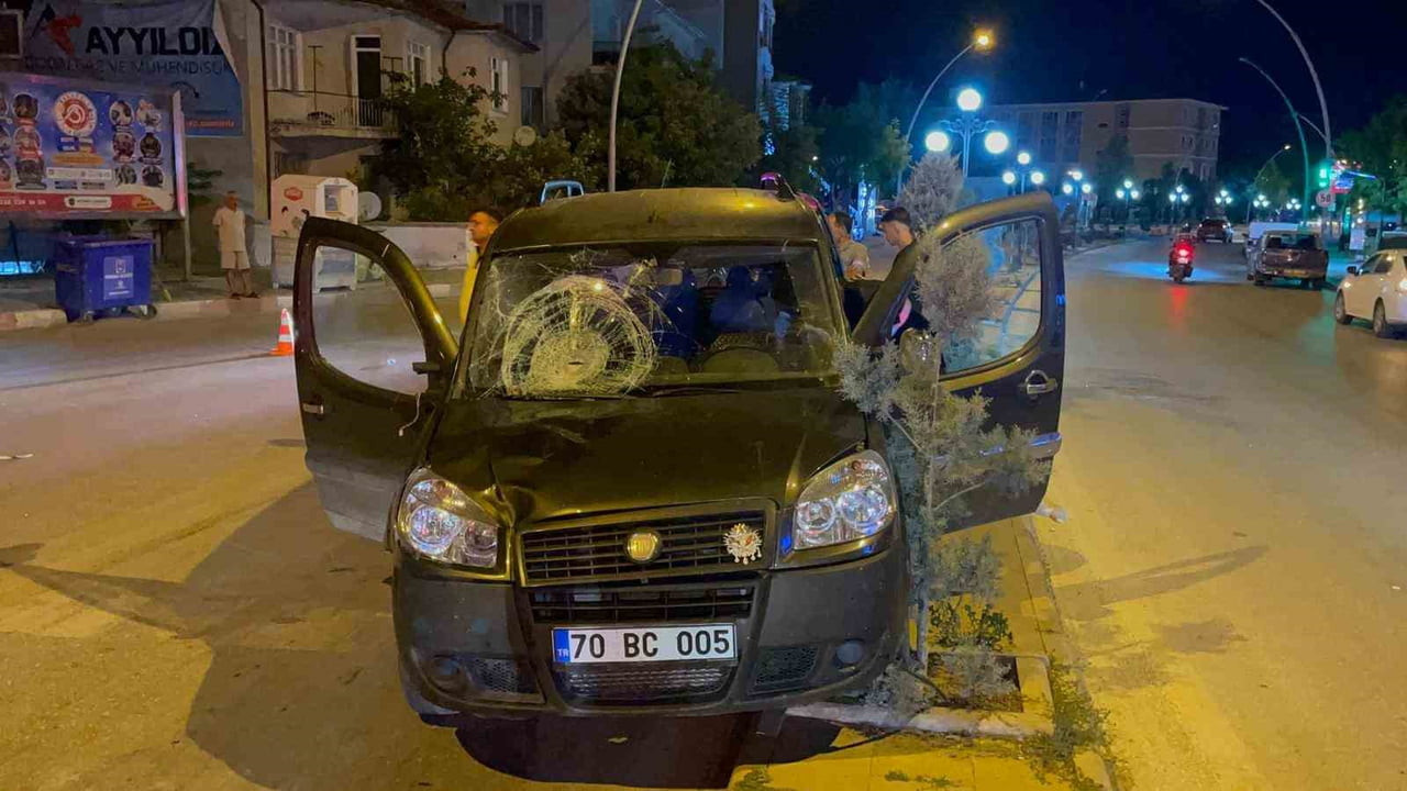 KARAMAN’DA YOLUN KARŞISINA GEÇMEYE ÇALIŞAN BELEDİYE İŞÇİSİNE HAFİF TİCARİ ARAÇ ÇARPTI. KAZADA...