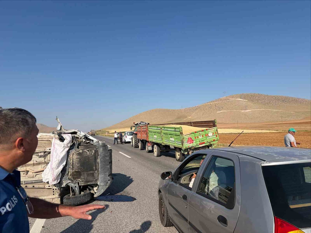 KARAMAN’IN AYRANCI İLÇESİNDE TRAKTÖRÜN RÖMORKUNA ÇARPAN OTOMOBİLİN DEVRİLMESİ SONUCU SÜRÜCÜSÜ...
