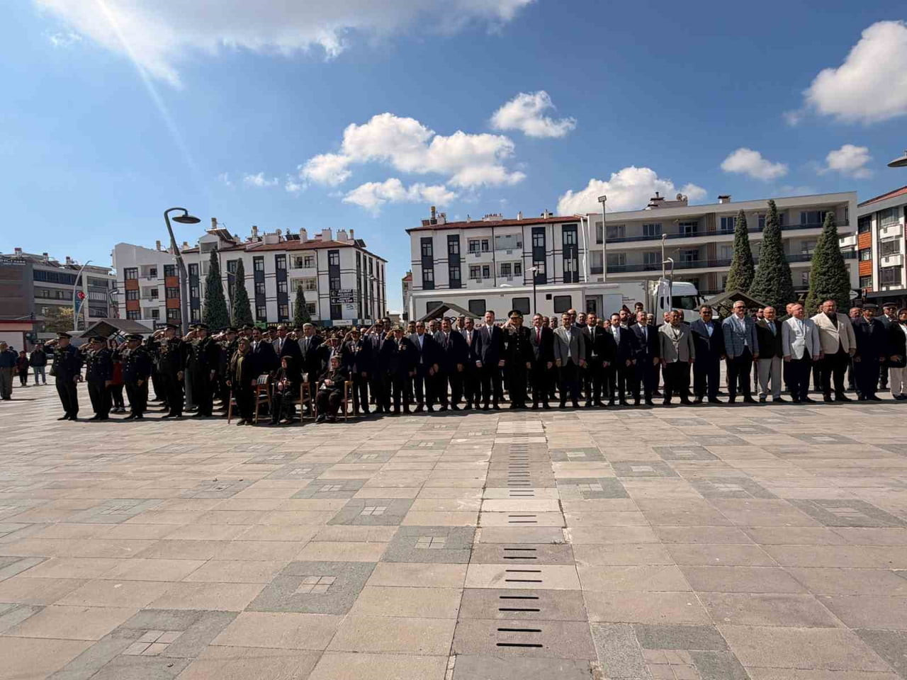 KARAPINAR’DA KUTLAMALAR CUMHURİYET MEYDANINDA BULUNAN ATATÜRK ANITI’NA ÇELENK SUNUMUYLA...