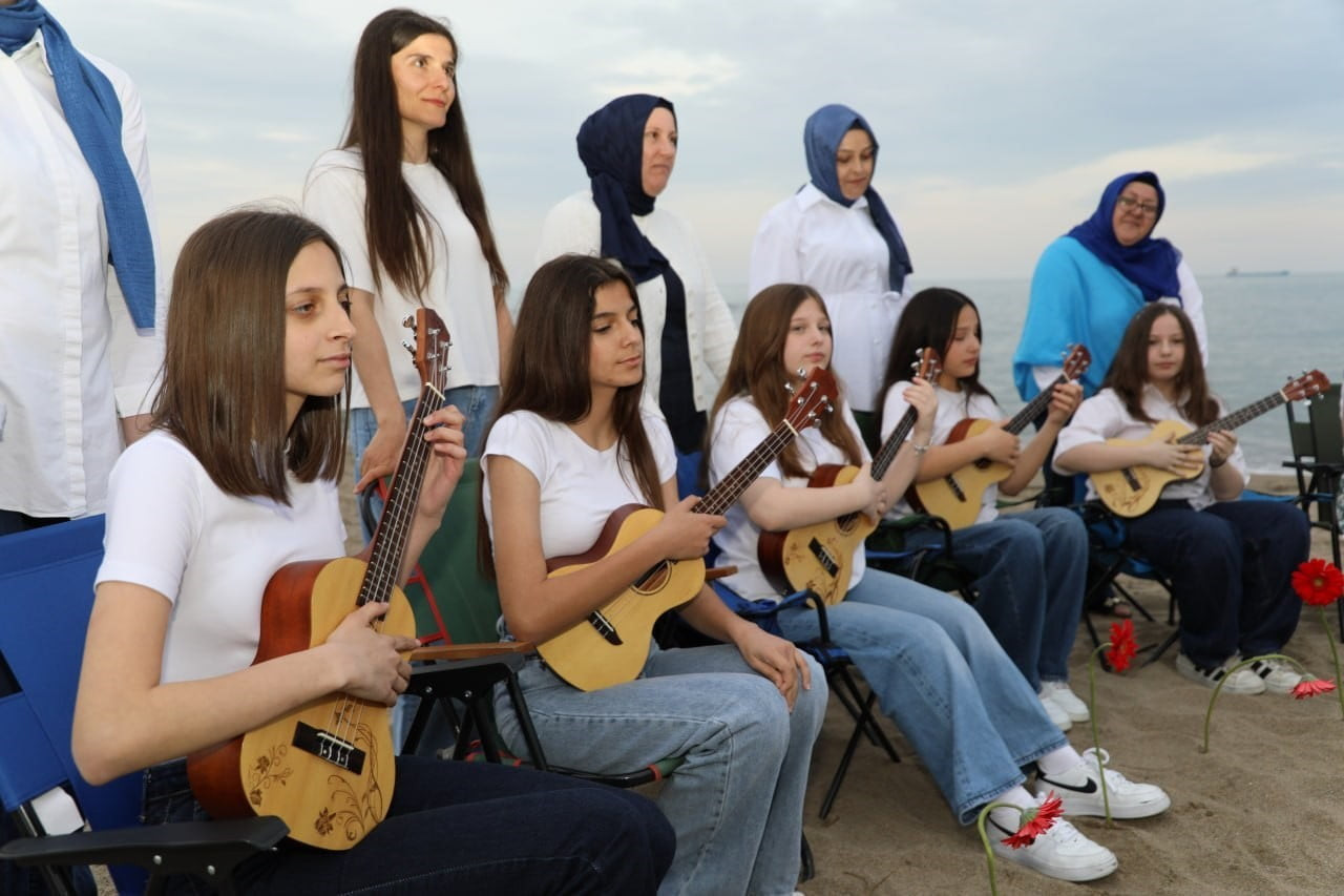 KARASU İLÇESİNDE ORTAOKUL ÖĞRENCİLERİ VE ANNELERİ, ANNELER GÜNÜ ÇERÇEVESİNDE UKULELE EŞLİĞİNDE...