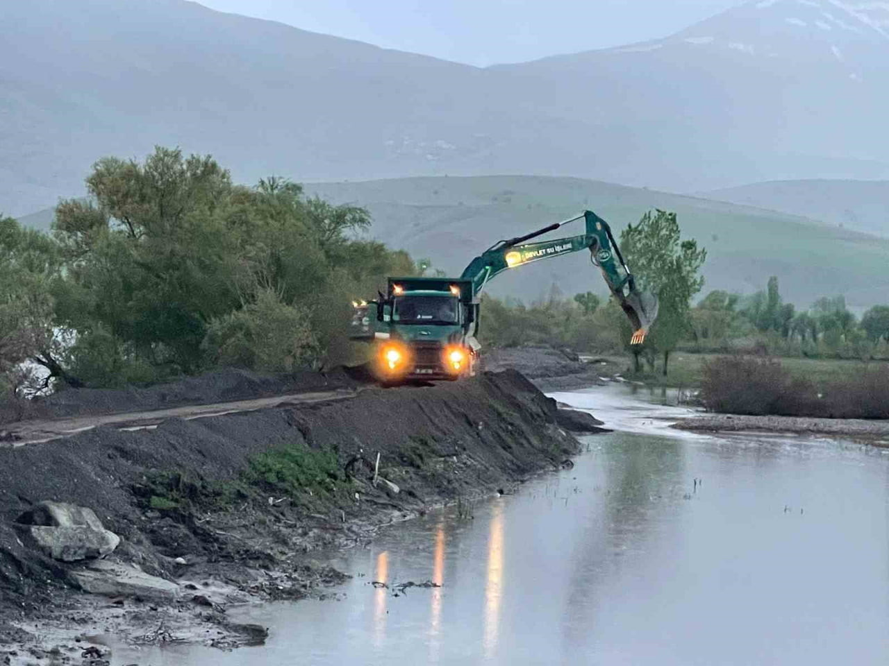 KARASU NEHRİ’NDE SEDDE YÜKSELTME ÇALIŞMALARI SÜRÜYOR