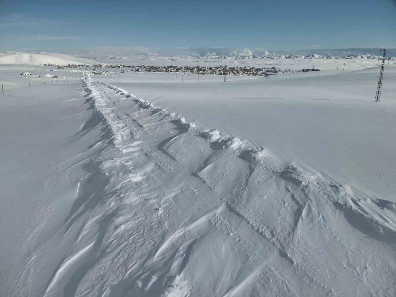 KARAYAZI İLÇESİNDE YOĞUN KAR YAĞIŞI VE TİPİ NEDENİYLE BİRÇOK KÖY YOLU ULAŞIMA KAPANDI