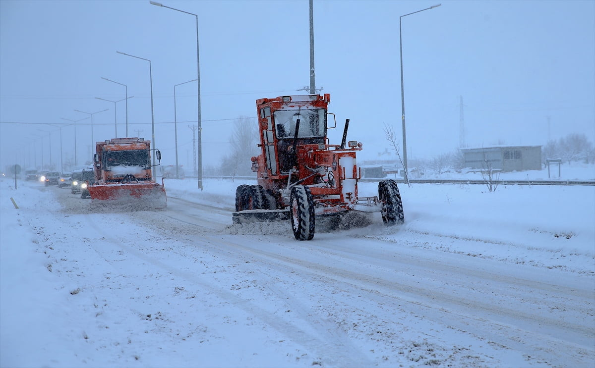 Karayolları 11. Bölge Müdürlüğü, 297 iş makinesi ve 754 personelle sorumluluk bölgesindeki yol...